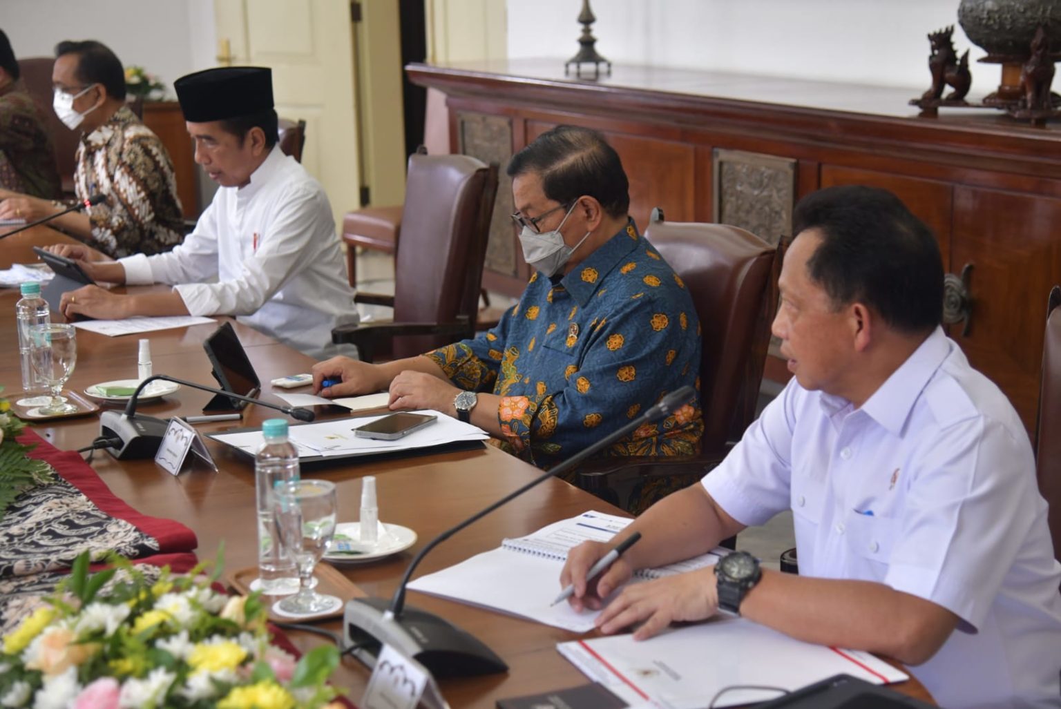 Presiden Jokowi memimpin Rapat membahas Pelepasan Kawasan Hutan dan Penyediaan Lahan di Wilayah Ibu Kota Negara, Istana Bogor, Jumat (03/06/2022). (Foto: Humas Setkab/Rahmat)