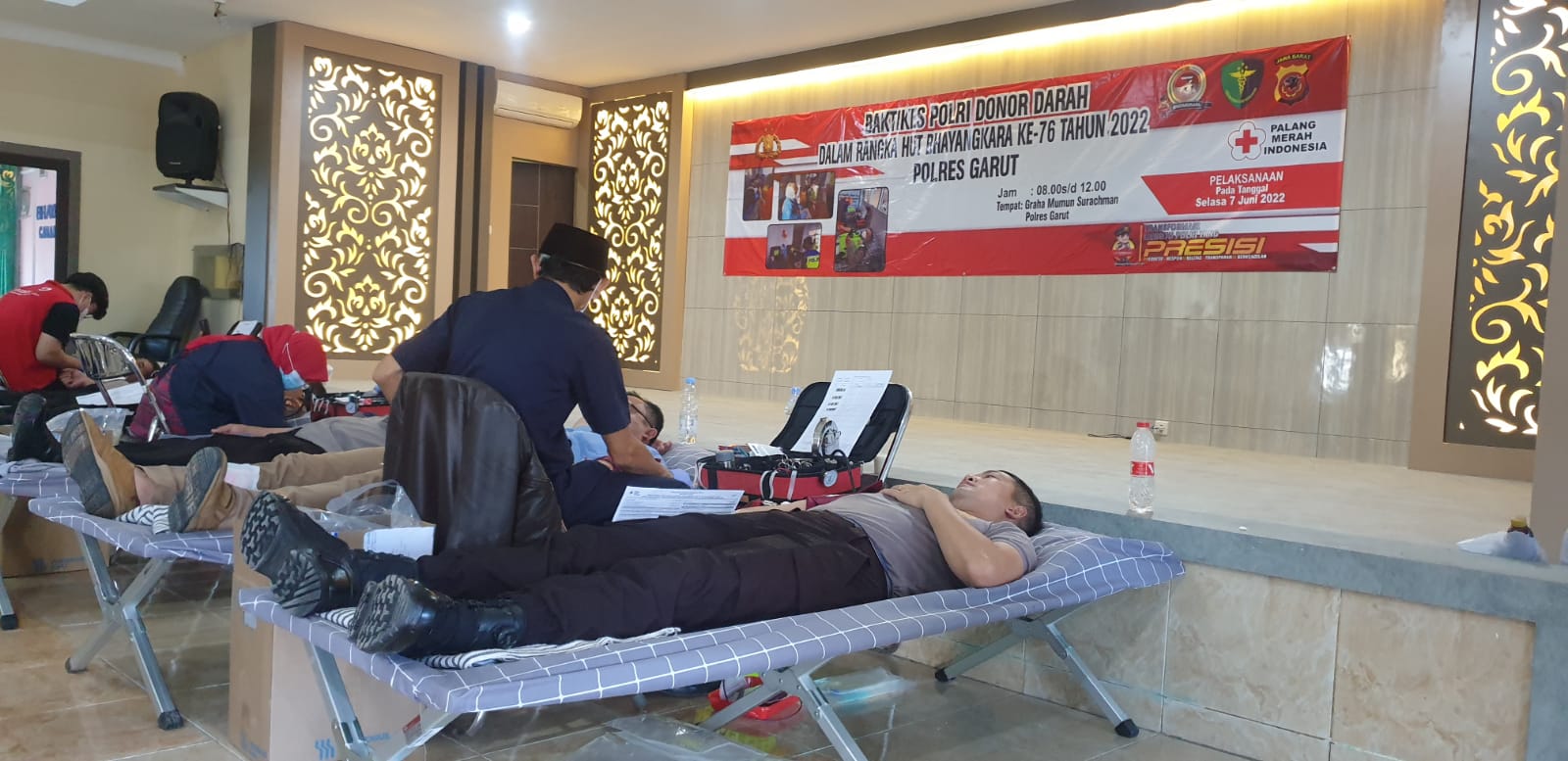 

Polres Garut menggelar donor darah mMenyambut peringatan ke-76 Hari Ulang Tahun (HUT) Byangkara tahun 2022, bertempat di Aula Mumun Mapolres Garut, Jalan Sudirman, Kecamatan Karangpawitan, Kabupaten Garut, Selasa (7/6/2022).(Foto: andre/dara.co.id)
