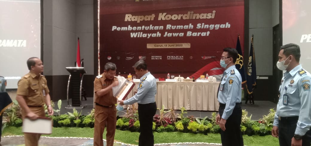 

Kegiatan Rakor Pembentukan Rumah Singgah Wilayah Jawa Barat di ballroom Hotel Santika Garut, Senin (13/6/2022).(Foto: andre/dara.co.id)