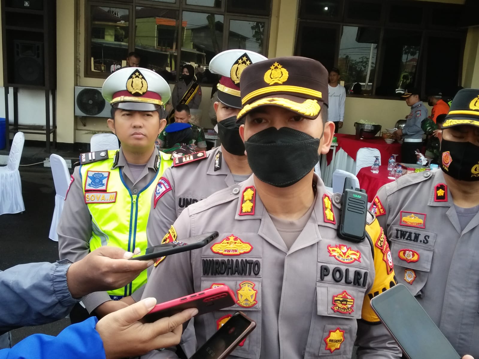 


Kapolres Garut, AKBP Wirdhanto Hadicaksono, memberikan keterangan usai apel gelar pasukan di Mapolres Garut, Jalan Sudirman, Kecamatan Karangpawitan, Kabupaten Garut, Senin (13/6/2022).(andre/dara.co.id)
