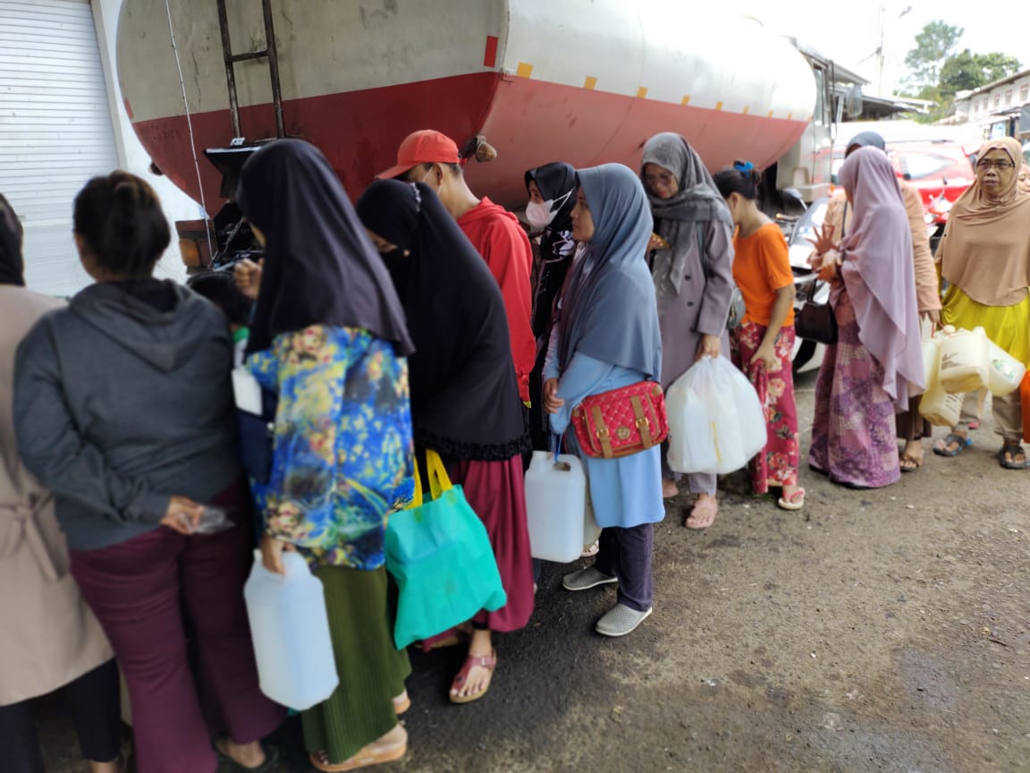 
-

DPW APPSI Jabar saat menggelar operasi pasar murah minyak goreng curah di Pasar Cibatu, Kabupaten Garut beberapa waktu lalu.(Foto: andre/dara.co.id)
