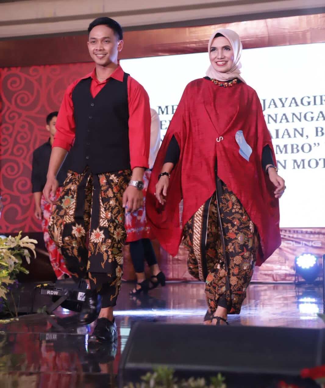 Kepala Dinas Perpustakaan dan Arsip Daerah Avira Nur Fasihah bergaya glamour di Catwalk di IKEA Kotabaru Parahyangan-Padalarang, Sabtu (18/6/2022). (Foto: heny/dara.co.id)
