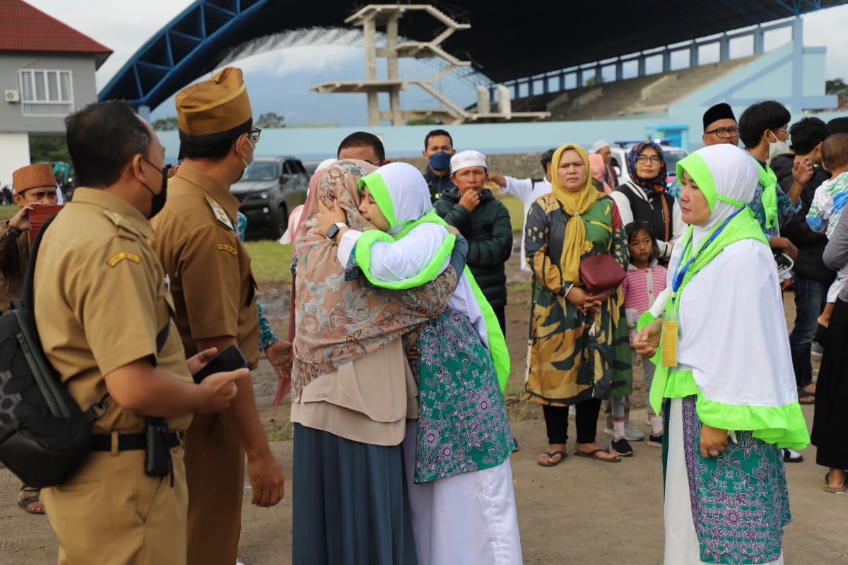 Gelombang kedua jemaah calon haji asal Garut diberangkatkan menuju embarkasi Bekasi dari SOR Ciateul, Jalan Merdeka, Kecamatan Tarogong Kidul, Kabupaten Garut (Foto: Istimewa)