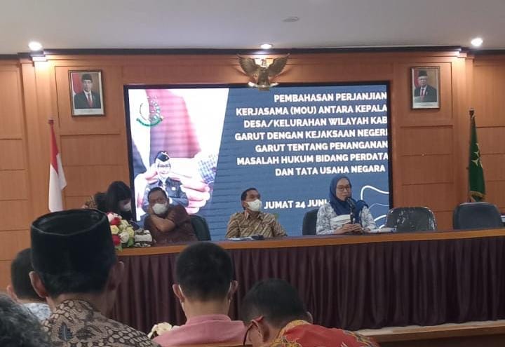 Pembahasan Perjanjian Kerjasama Antara Kepala Desa/Kelurahan Wilayah Kabupaten Garut dengan Kejaksaan Negeri Garut Tentang Penanganan Masalah Hukum Bidang Perdata dan Tata Usaha Negera di kantor Kejari Garut (Foto: Istimewa)