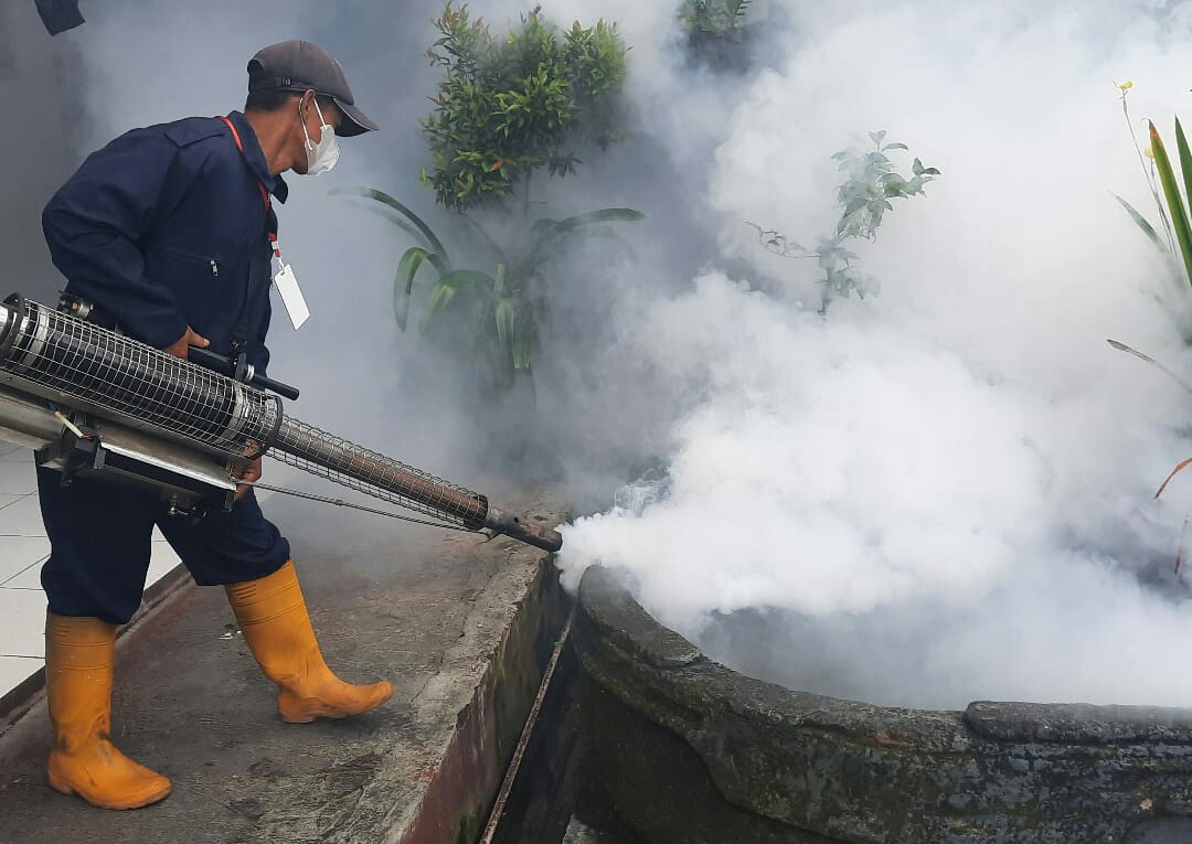 Petugas melakukan fogging atau pengasapan di lingkungan Lapas Kelas IIB Garut (Foto: Istimewa)