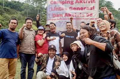 

Aktivis pergerakan lintas generasi berkumpul di Kaki Gunung Cikuray, tepatnya di Sundaj Campfire, area perkebunan teh Dayeuh Manggung, Kecamatan Cilawu, Kabupaten Garut, Sabtu-Minggu (18-19/6/2022).(Foto: andre/dara.co.id)