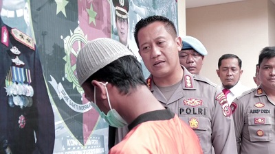 Kapolresta Bandung Kombes Pol Kusworo Wibowo mengintrograsi saat menggelar konferensi pers di Mapolsek Ciparay, Senin  (6/6/2022). (Foto: trinata/dara.co.id)

