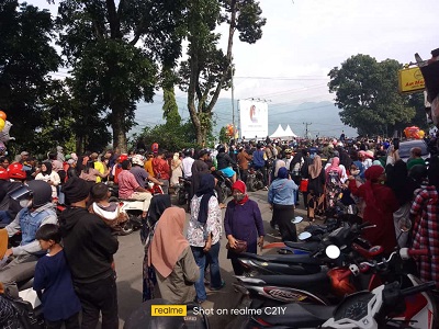  Ribuan warga menyambut iring-iringan mobil jenazah Emmeril Khan Mumtadz, putra sulung Gubernur Jawa Barat Ridwan Kamil yang akan dimakamkan di Cimaung, Kabupaten Badung, Jawa Barat, Senin (13/6/2022).(Foto: maji/dara.co.id)
