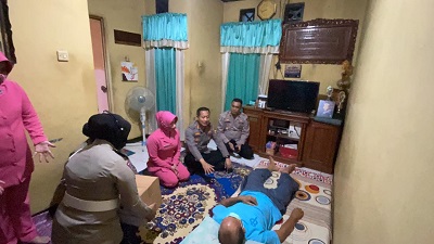 
Kapolresta Bandung Kombes Pol Kusworo Wibowo didampingi Ketua Yayasan Kemala Bhayangkari Cabang Kota Bandung melakukan anjangsana ke rumah anggota Polri, di wilayah Kabupaten Bandung, Selasa (21/6/2022).(Foto: ist)
