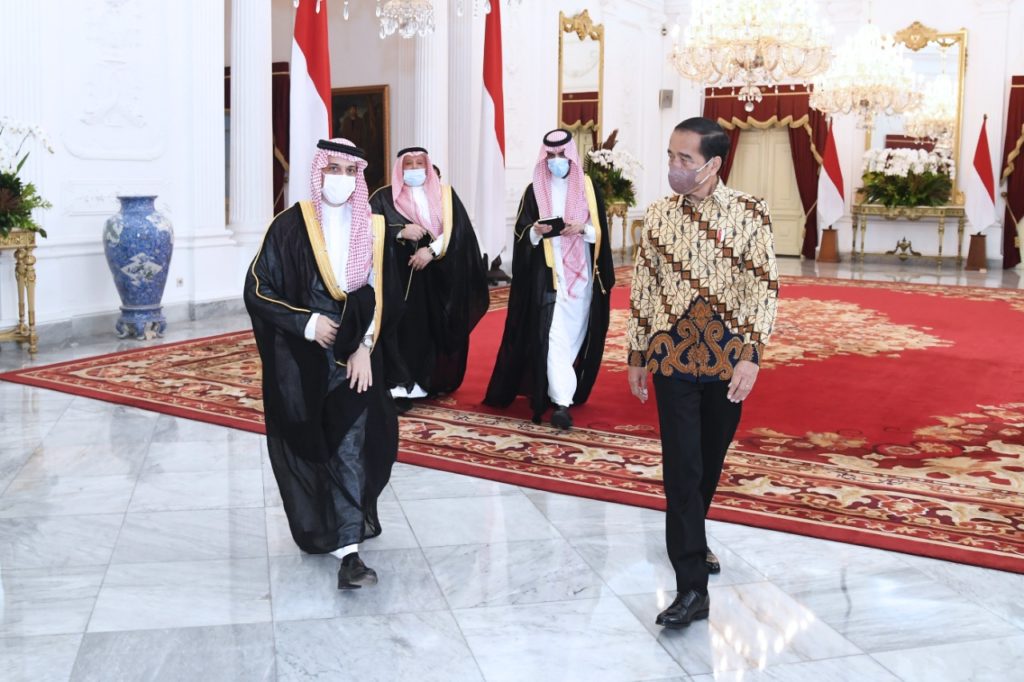 Presiden Jokowi menerima kunjungan kehormatan Menlu Kerajaan Arab Saudi, Pangeran Faisal Bin Farhan Al Saud, di Istana Merdeka, Jakarta, Selasa (07/06/2022). (Foto: BPMI Setpres/Lukas)

