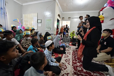 
 Bertepatan dengan hari ulang tahun Emmeril Kahn Mumtadz alias Eril, keluarga Gubernur Jawa Barat Ridwan Kamil bersama istri,  Atalia Praratya Kamil menyambangi Panti Asuhan Restu Ibu di Pameungpeuk, Kabupaten Bandung, Sabtu (25/6/2022). (Foto: Humas Pemprov Jabar)
