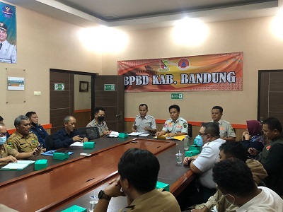 
 Kepala Pelaksana Badan Penanggulangan Bencana Daerah (BPBD) Kabupaten Bandung Drs. Uka Suska Puji Utama memimpin rapat koordinasi penetapan status siaga darurat bencana di ruang rapat BPBD Kabupaten Bandung. (Foto: Humas BPBD)
