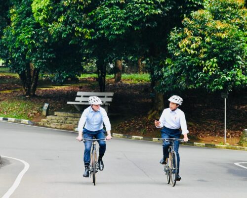 Presiden Jokowi dan PM Anthony Albanese bersepeda di Kebun Raya Bogor, Senin (06/06/2022). (Foto: BPMI Setpres/Laily Rachev)
