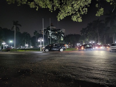 Mobil Toyota Alphard warna hitam yang membawa Gubernur Jawa Barat Ridwan Kamil beserta keluarga tiba Gedung Pakuan, Kota Bandung, Jawa Barat, Jumat (3/6/2022). Ridwan Kamil dan keluarga tiba sekitar pukul 18.37 WIB. (Foto: istimewa)