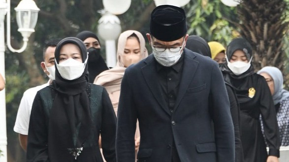 Ridwan Kamil dan Istrinya yang Tampak Lesu Ketika Berjalan (Foto: Humas Pemprov Jabar)
