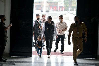 Ridwan Kamil kembali bekerja untuk menunaikan kewajibannya sebagai Gubernur Jawa Barat, Senin (6/6/2022) di Gedung Sate, Bandung. Ia datang ditemani Arkana Aidan Misbach putra bungsunya. (Foto: Humas Pemprov Jabar)
