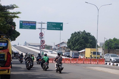 
Jembatan layang atau fly over di Kota Bandung rencananya  bakal diresmikan Agustus mendatang. Saat ini, tahap pengerjaannya telah mencapai 98 persen. (Foto: diskominfo Kota Bandung)
