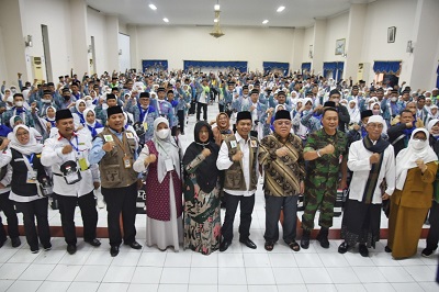 Bupati Bandung HM Dadang Supriatna melepas sebanyak 404 orang calon jamaah haji (calhaj) kloter pertama Kabupaten Bandung atau kloter 6 JKS Kabupaten Bandung Tahun 1443 H/2022 M ke Tanah Suci,  di Lanud Sulaiman, Margahayu, Senin (6/6/2022). (Foto: Porkopim)

