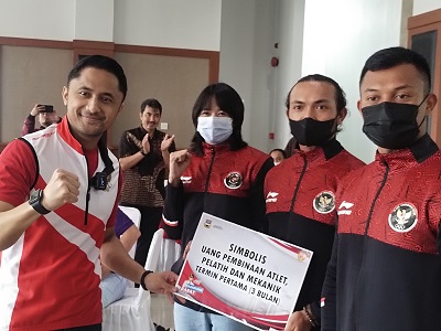 
Pelaksana Tugas (Plt) Bupati Bandung Barat Hengky Kurniawan memberikan bonus kepada 7 atlet dan seorang pelatih yang berlaga di Sea Games XXI di Vietnam, Kamis (2/6/2022). Foto: heny/dara.co.id)