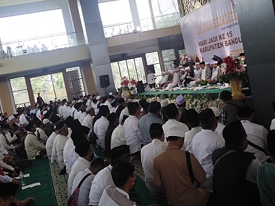 
DARA- Belasan ribu masyarakat Kabupaten Bandung Barat (KBB) melantunkan solawat di Mesjid Ash-Shiddiq, Komplek Perkantoran KBB, Senin (13/6/2022).(Foto: heny/dara.co.id)
