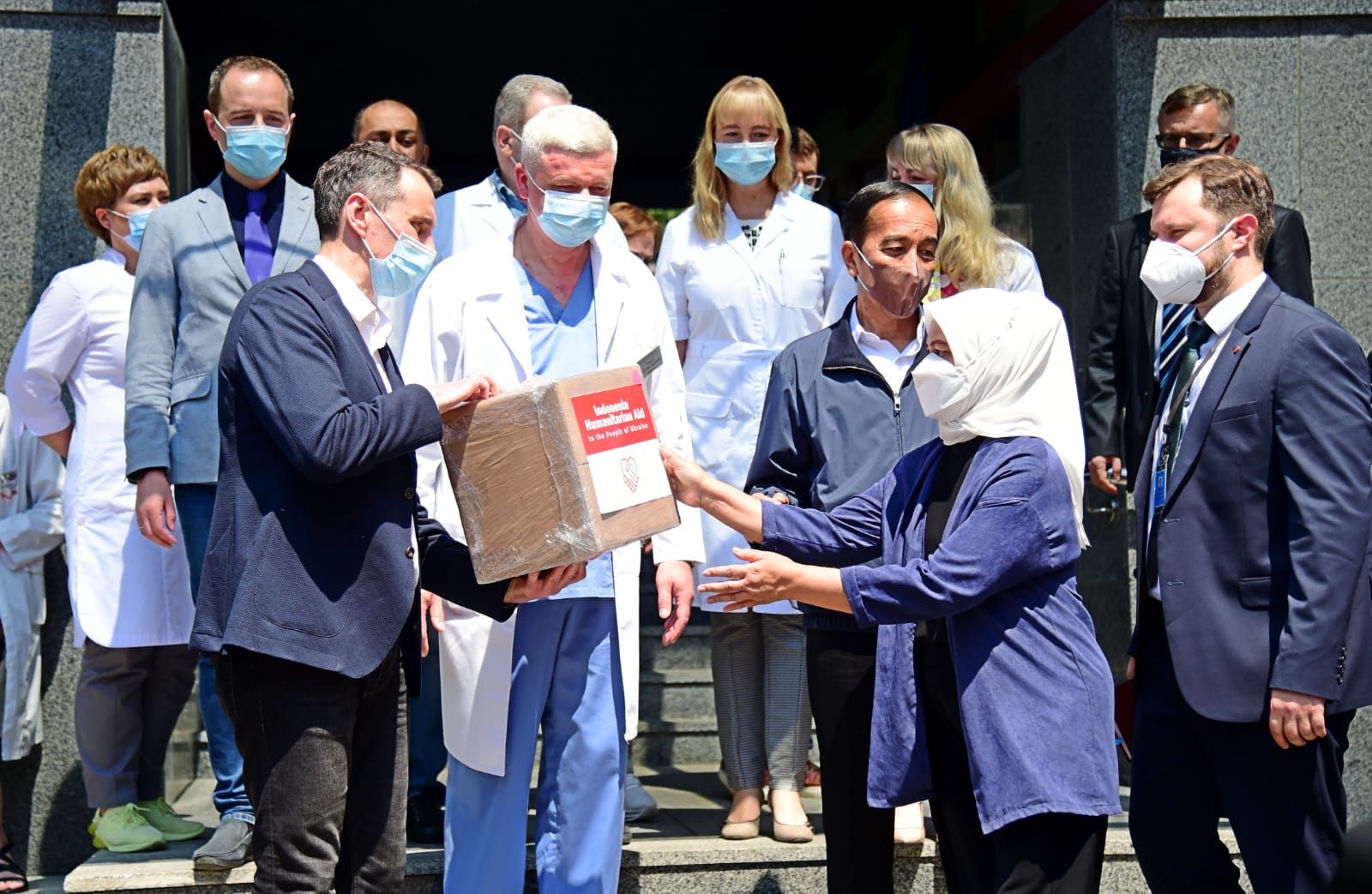 Ibu Iriana Jokowi secara simbolis menyerahkan bantuan kemanusiaan berupa obat-obatan kepada Pusat Ilmiah dan Bedah Endokrin, Transplantasi Organ dan Jaringan Endokrin Ukraina di Kota Kyiv, Rabu (29/06/2022). (Foto: BPMI Setpres/Laily Rachev)
