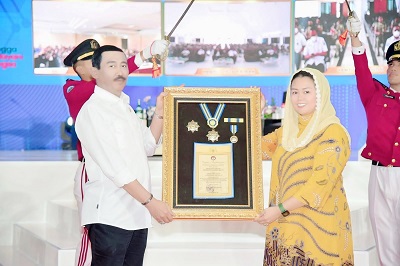 

Rektor IPDN, Dr. Hadi Prabowo, M.M memberikan penghargaan kepada Yeni Wahid, pada acara Stadium general terkait radikalisme bagi praja dan civitas akademika IPDN di Kampus IPDN Jatinangor Kabupaten Sumedang, Rabu (22/6/2022). (Foto : istimewa)
