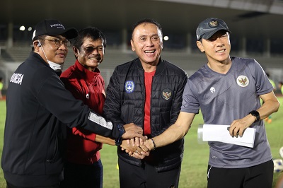 
 Ketum PSSI, Mochamad Iriawan yang didampingi Manajer Tim U-19 Endri Erawan, Direktur Teknik Indra Sjafri, dan pelatih Shin Tae-yong memantau pemusatan latihan Timnas U-19, di Stadion Madya, Jakarta, Kamis (23/6/2022). (Foto: PSSI) 
