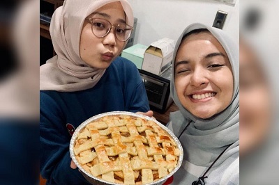 
Nabila Ishma dan Zara kompak buat kue pai apel kesukaan Eril. (Foto: Instagram @nabilaishma)
