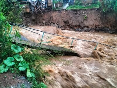 Sebuah jembatan roboh saat banjir bandang yang menerjang Kampung Cimuncang, Desa/Kecamatan Ciwidey, Kabupaten Bandung, Senin (6/6/2022) sekitar pukul 15.30 WIB. (Foto: dok/dara.co.id)
