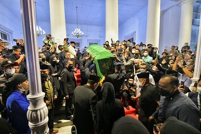 Jenazah putra sulung Gubernur Jawa Barat Ridwan Kamil, Emmeril Kahn Mumtadz atau Eril, tiba di Tanah Air, Minggu (12/6/2022) malam, atau sekitar pukul 20.00 WIB.(Foto: Humas Pemprov Jabar)
