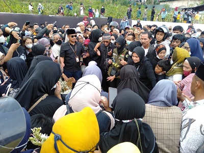 
Masyarakat tampak memadati lokasi pemakaman almarhum Emmeril Kahn Mumtadz atau Eril di pemakaman keluarga di kawasan Islamic Centre Cimaung Kampung Geger Beas RT 01/RW 05 Desa Cimaung Kecamatan Cimaung  Kabupaten Bandung, Senin (13/6/2022) siang.(Foto Trinata/dara.co.id)**