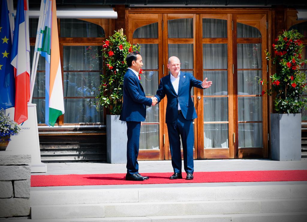 Presiden Jokowi tiba di lokasi KTT G7 di Schloss Elmau, Jerman, disambut oleh Kanselir Jerman Olaf Scholz, Senin (27/06/2022) waktu setempat. (Foto: BPMI Setpres/Laily Rachev)

