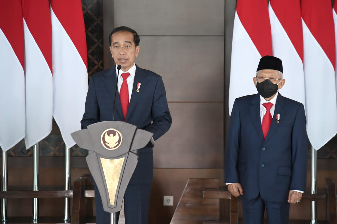 Presiden Jokowi didampingi Wapres Ma’ruf Amin memberikan keterangan pers sebelum bertolak untuk melakukan kerja ke sejumlah negara di Eropa dan Uni Emirat Arab, Minggu (26/06/2022) pagi, di Bandara Soekarno-Hatta, Tangerang, Banten. (Foto: BPMI Setpres/Lukas)

