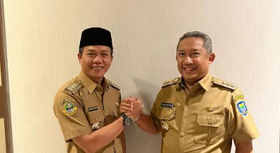 Wali Kota Bandung Yana Mulyana (kanan) bersama Bupati Bandung HM Dadang Supriatna. (Foto Istimewa/dara.co.id)