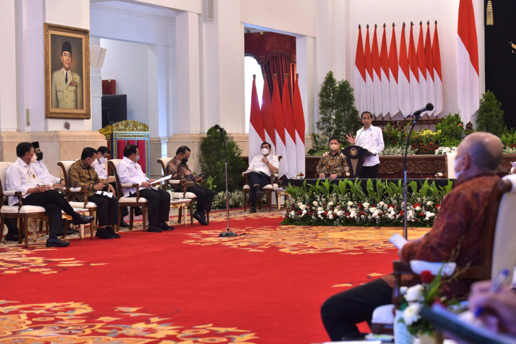 Presiden Jokowi memimpin Sidang Kabinet Paripurna mengenai Antisipasi Krisis Pangan dan Energi, di Istana Negara, Jakarta, Senin (20/06/2022). (Foto: Humas Setkab/Agung)

