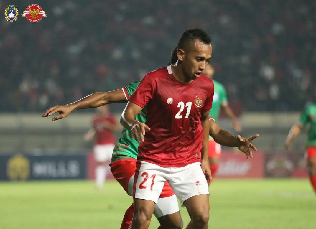 
Pemain Timnas Indonesia Irfan Jaya dijaga ketat pemain Timnas Bangladesh (Foto: PSSI)