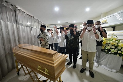 
Menteri Koordinator (Menko) Bidang Pembangunan Manusia dan Kebudayaan (PMK) Muhadjir Effendi menjadi imam salat jenazah almarhum Emmeril Kahn Mumtadz atau Eril di Bandara Soekarno-Hatta, Minggu (12/6/2022). (Foto:/Humas Pemprov Jabar)