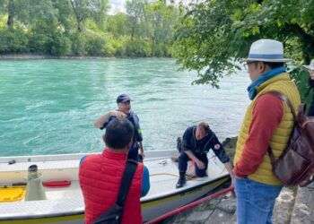 Gubernur Jawa Barat Ridwan Kamil ikut mencari Emmeril Khan Mumtadz yang hilang terseret arus pada saat sedang berenang di sungai Aare, bern Swiss. (Foto: dok dara.co.id/ist)
