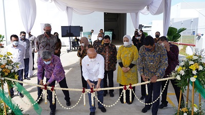 

Menteri Koperasi dan Usaha Kecil dan Menengah Republik Indonesia, Teten Masduki (tengah) bersama Presiden Direktur PT Nestlé Indonesia, Ganesan Ampalavanar (kanan), dan Presiden Direktur BECIS, Jawahar Harinarayanan (kiri) melakukan prosesi gunting pita sebagai simbolis peresmian Instalasi Boiler Biomassa PT Nestlé Indonesia didampingi Bupati Karawang, Cellica Nurrachadiana di Pabrik Nestlé Karawang di Jawa Barat pada Selasa (7/6/2022). (Foto: Istimewa)

