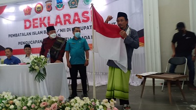 
Deklarasi Pembatalan Islam Bai’at Takfiri/NII dan Sumpah Setia Kepada Negara Kesatuan Republik Indonesia (NKRI), bertempat di Gedung Islamic Center, Jalan Raya Cilauteureun, Kecamatan Pameungpeuk, Kabupaten Garut, Selasa (7/6/2022).(Foto: andre/dara.co.id)
