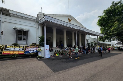 
Suasana di Rumah Dinas Gubernur Jawa Barat, Gedung Pakuan menjelang kedatangan jenazah  Emmeril Kahn Mumtadz, Minggu (12/6/2022). (Foto: Humas Jabar)

