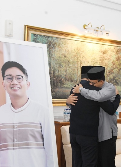 Gubernur DKI Jakarta Anies Baswedan memuluk Ridwan Kamil saat bertakziah ke rumah dinas Gubernur Jawa Barat Ridwan Kamil di Gedung Pakuan, Bandung, Senin (6/6/2022), sekitar pukul 19.00 WIB.Senin (6/6/2022). (Foto: Ist)
