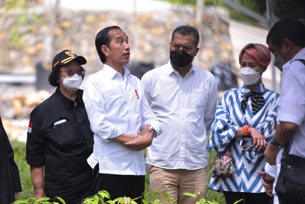 Presiden Jokowi bersama sejumlah pemred dan pejabat meninjau Persemaian Mentawir, di Penajam Paser Utara, Kaltim, Rabu (22/06/2022). (Foto: Humas Setkab/Oji)
