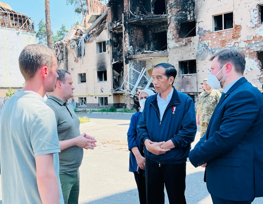 Presiden Jokowi dan Ibu Iriana meninjau kompleks Apartemen Lipky di Kota Irpin, Ukraina, Rabu (29/06/2022). (Foto: BPMI Setpres/Laily Rachev)
