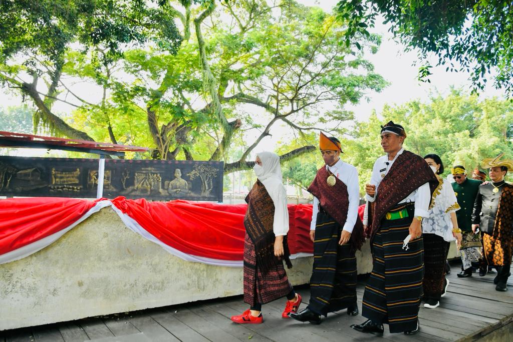 Presiden Jokowi beserta Ibu Iriana mengunjungi Taman Renungan Bung Karno, di Ende, NTT, Rabu (01/02/2022). (Foto: BPMI Setpres/Laily Rachev)

