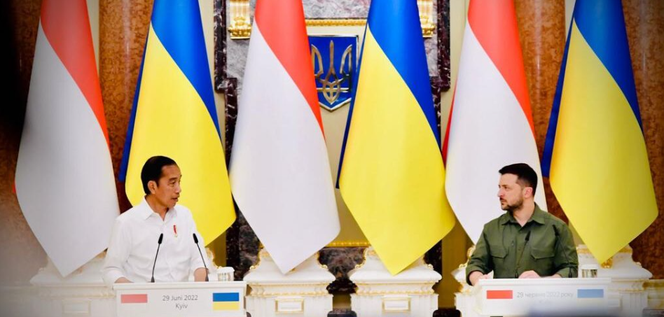 Presiden Joko Widodo mengadakan pertemuan dengan Presiden Ukraina, Volodymyr Zelenskyy, di Istana Maryinsky, Kyiv, Ukraina (Foto: BPMI Setpres/Laily Rachev)