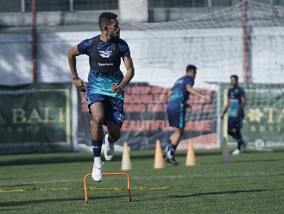 Gelandang anyar Persib, Ricky Kambuaya menjalani latihan perdananya bersama tim asuhan Robert Alberts di Lapangan Soccer Republic Kota Bandung, Selasa (28/6/2022).(Foto: Persib.co.id)
