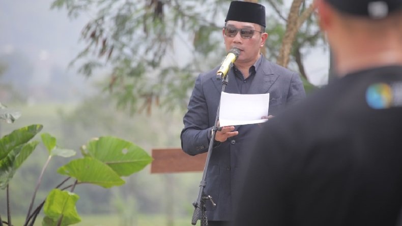 
Gubernur Jawa Barat, Ridwan Kamil menyampaikan sambutan saat pemakaman putra sulungnya, Emmeril Kahn Mumtadz, di Kampung Geger Beas, Desa Cimaung, Kecamatan Cimaung, Kabupaten Bandung, Senin (13/6/2022). (Foto: Humas Pemprov Jabar)