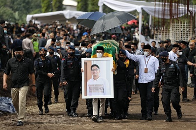 Jenazah Emmeril Kahn Mumtadz atau yang akrab disapa Eril, putra sulung Gubernur Jawa Barat Ridwan Kamil dimakamkan di area Islamic Center milik keluarga besar Ridwan Kamil di Cimaung, Kabupaten Bandung, Senin (13/6/2022). (Foto: Humas Pemprov Jabar)
