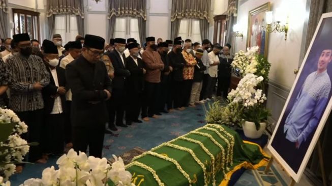 
Ridwan Kamil jadi imam Sholat jenazah Eril atau Emmeril Kahn Mumtadz, yang meninggal dunia tenggelam di Sungai Aare, Swiss. (Foto: Humas Pemprov Jabar)
